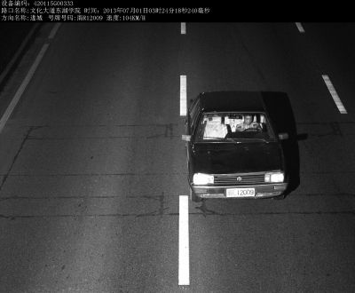 警方就是通過(guò)這張清晰的視頻圖片找到嫌犯。