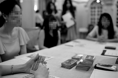 6月30日，中國企業(yè)家單身俱樂部在北京舉行富豪相親海選活動，“考官”通過玩塔羅牌考察面試者的心理狀態(tài)。新京報記者 吳江 攝