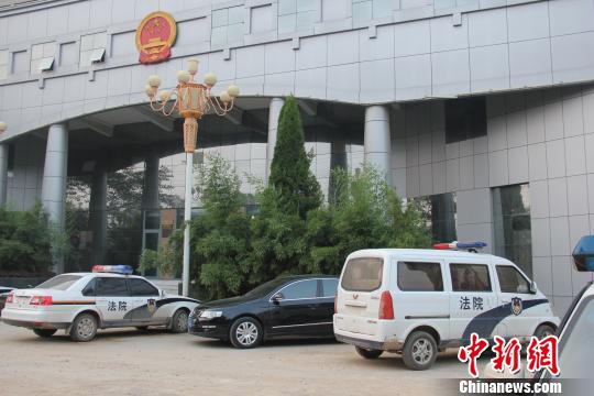 泊頭市人民法院院內仍停有無牌制式警車，涉事人員與記者沖突地點僅距法院不足50米。穆玉良 攝