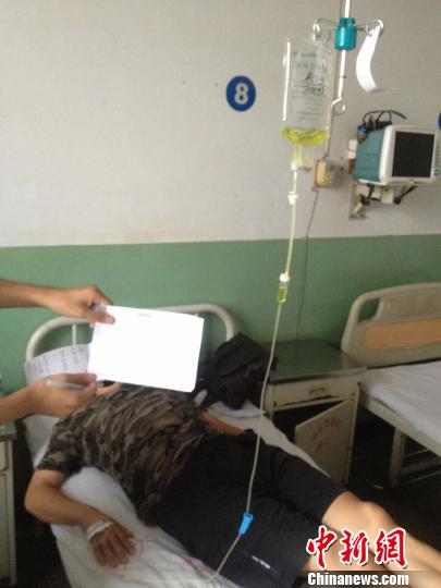 　被毆打記者正在當?shù)蒯t(yī)院接受治療，診斷顯示為腹股溝軟組織挫傷。穆玉良 攝