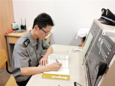 張團(tuán)政在工作間隙復(fù)習(xí)準(zhǔn)備司考。新京報(bào)記者 李雪瑩 攝