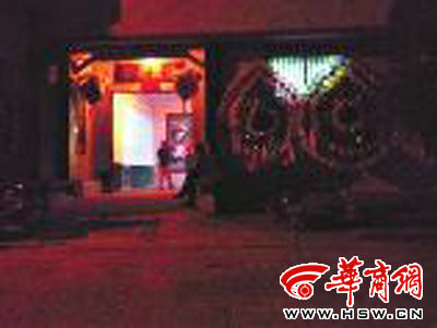 昨晚8時許，老人的大兒子的家正在辦喪事，屋外擺放著花圈 本報記者張超攝