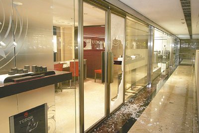 香港一商場價(jià)值千萬名表3分鐘內(nèi)被盜走(圖)