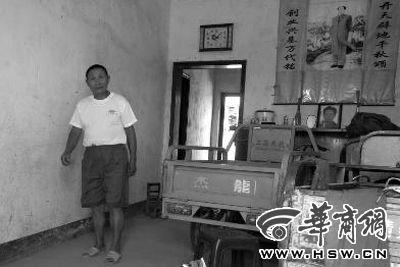 8月16日，在家中接受監(jiān)外執(zhí)行4年刑期的汪衛(wèi)國（化名）剛剛送走家訪的法官。