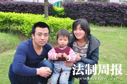 重獲自由后，張艷勝一家三口在一起