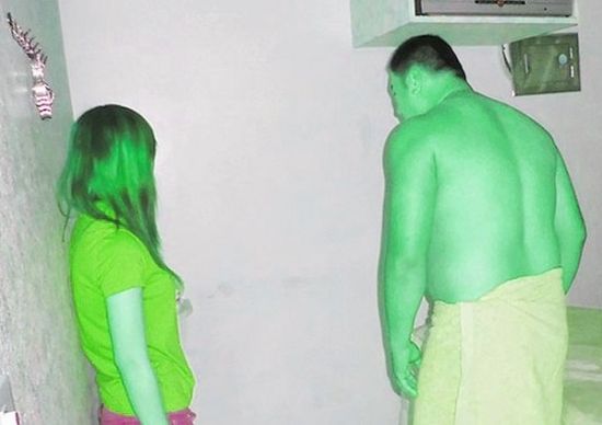 高雄黃姓男子(右)懷疑女友在“喇叭店”兼差，前往調查順便消費時被警方逮個正著。(圖／東森新聞)