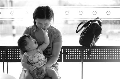 昨日，肯德基京廣中心店門口，姜女士提起跟養(yǎng)父母關(guān)系時(shí)落淚，懷中女兒笑著跟她玩。