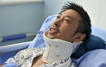 8月25日，交警周寶來躺在病床上。