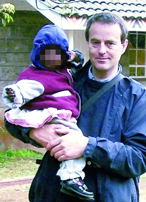 伍德與一名幼女的合影。