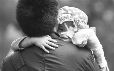 昨日，北京同仁醫(yī)院，被砍傷的彤彤趴在舅舅的肩上。他們剛剛掛完號，正準(zhǔn)備回旅館。新京報記者 尹亞飛 攝