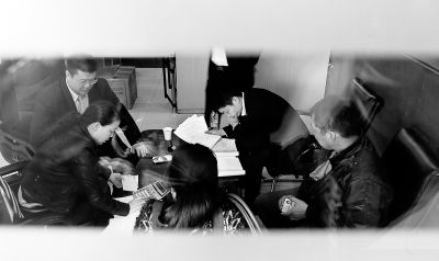 今天上午，喜隆多接待處內(nèi)，市場管理方與商戶核對租金和抵押金數(shù)目