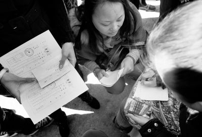 喜隆多商場接待處外面，受損商戶正拿手機計算自己能退多少錢