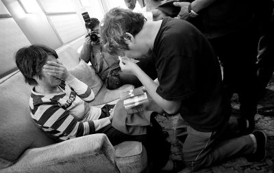 李春平跪在劉洪魁母親跟前送上捐款。談及烈士，兩人相對而泣