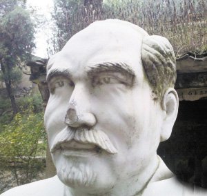 小廟前成了“塌塌鼻”的白求恩雕像。