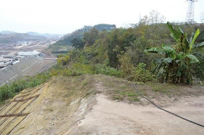 劉某被拋下地方6米處，是一處10多米深的懸崖。