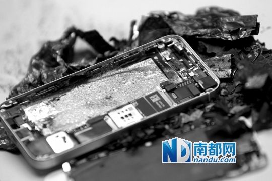 于先生的新iPhone5S手機(jī)直接“爆”廢。 南都記者劉有志攝