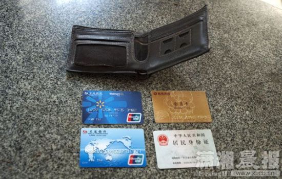 12月24日，長沙雨花區(qū)美聯(lián)天驕城，當事人范先生展示小偷寄回的錢包、身份證和銀行卡。