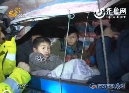 農(nóng)用三輪車里拉了不少孩子