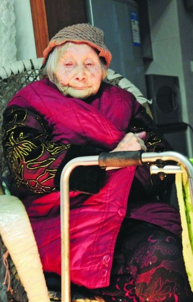 正在取暖的熊婆婆。見(jiàn)習(xí)記者 楊榮峰 攝