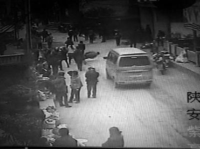 監(jiān)控錄像顯示，劉某側(cè)身行走時(shí)不慎跌倒，王某途經(jīng)此處時(shí)將其扶起（圖中畫(huà)圈處） 通訊員 何春地 攝