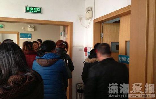 ICU搶救室前家屬。圖|瀟湘晨報(bào)記者 陳斌