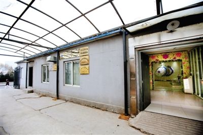 2月25日，北京石景山醫(yī)院，太平間旁的一間辦公室外掛有“八寶山殯儀館石景山醫(yī)院服務(wù)站”的牌子。本版攝影/新京報(bào)記者 王叔坤