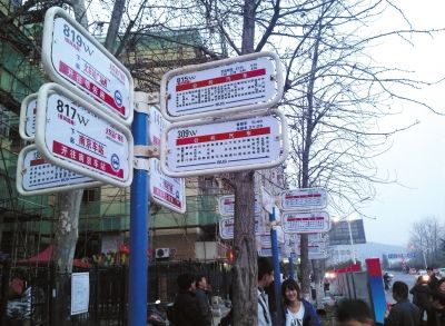 3月16日，江蘇省南京市，眾多乘客在“火車站廣場東”站臺候車。圖/東方IC