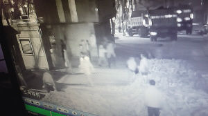 擋道3小時，司機路人“望磚興嘆”