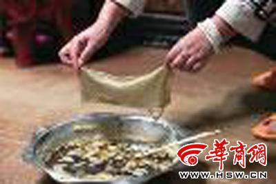 　　昨日，店方讓顧客觀看該火鍋制作時(shí)的監(jiān)控錄像本組圖片由本報(bào)記者黃利健攝