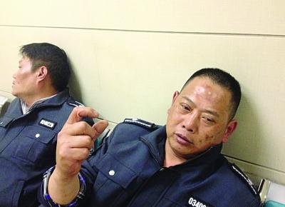 被打傷的城管隊(duì)員。陳郁攝
