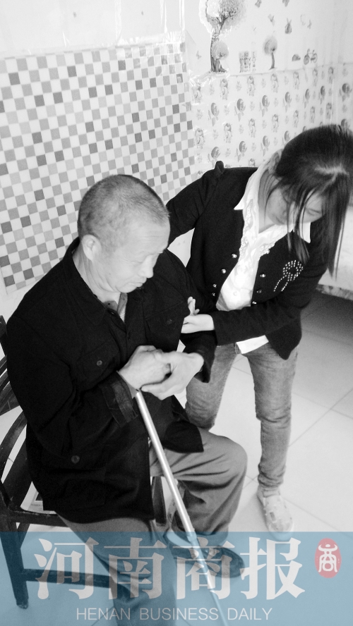 為了方便照顧爸爸，曾現(xiàn)春在學校旁邊租了一間房子