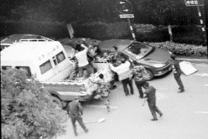 沖突現(xiàn)場，協(xié)管員揮拳打向女商販 視頻截圖