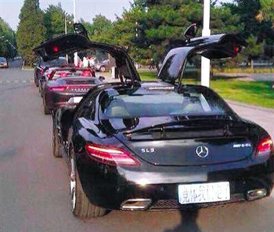 近日，一組“北體大畢業(yè)典禮豪車云集堪比車展”組圖在網(wǎng)絡(luò)爆紅。網(wǎng)絡(luò)截圖