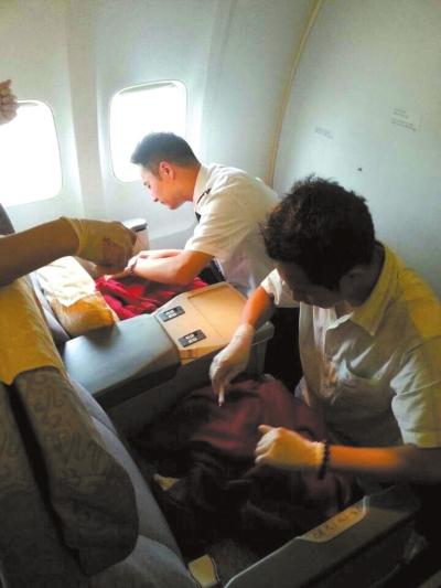 孕婦飛機上順產(chǎn)“高空雙胞胎” 機上恰巧有醫(yī)生 孕婦飛機上順產(chǎn)“高空雙胞胎” 機上恰巧有醫(yī)生