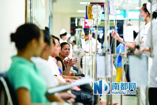 醫(yī)院走道坐滿了打吊針的員工。