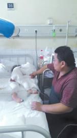 伏登順與女兒在一起。