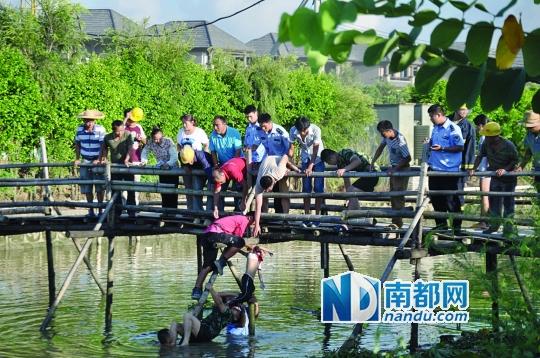 救援人員合力打撈起落水女孩，后經(jīng)醫(yī)護人員確認已經(jīng)死亡。受訪者供圖