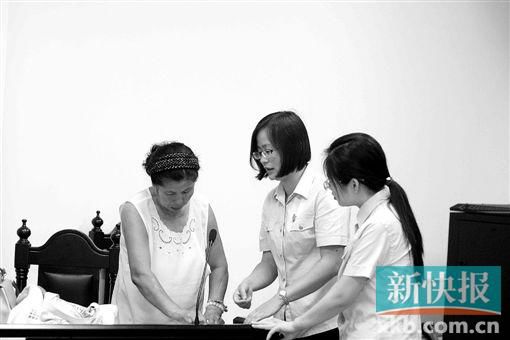 白春榮簽領(lǐng)國家賠償款。通訊員供圖