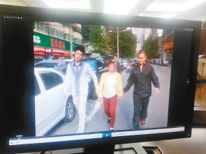 　　便衣民警將一名“站街女”帶回調(diào)查。