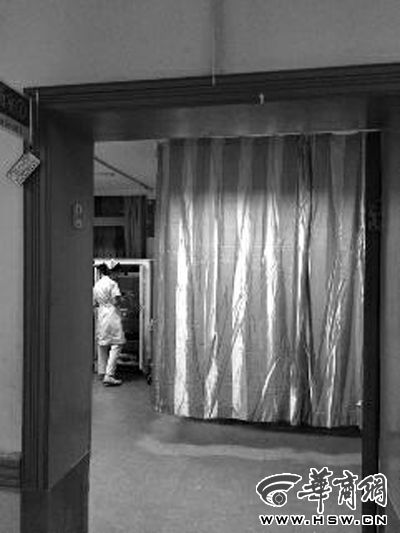 昨晚9時(shí)許，急診室簾后，6歲的小女孩靜靜地躺著 記者 卿榮波 攝