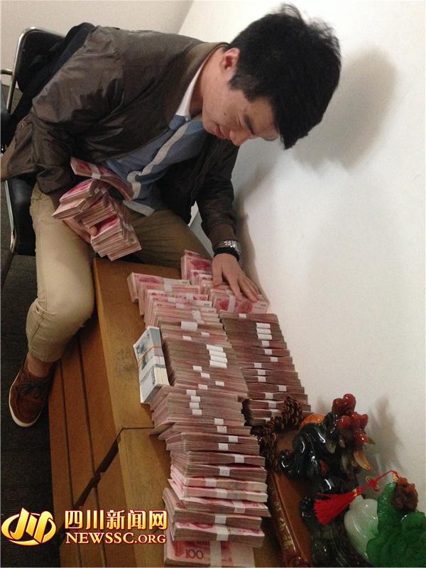 警方在犯罪嫌疑人手機(jī)中發(fā)現(xiàn)的照片，犯罪嫌疑人正在數(shù)騙來的贓款（警方提供）。