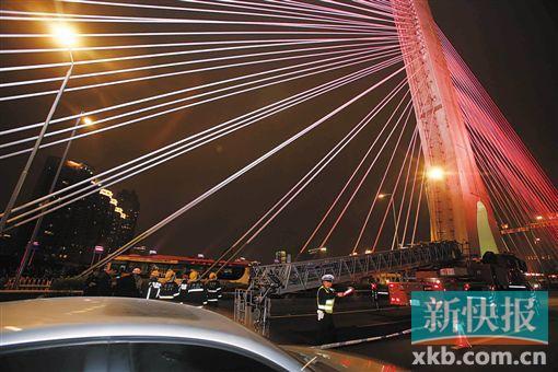 昨日深夜，橋上東側空出兩條車道用來救援。