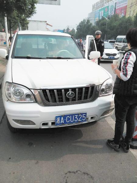 長(zhǎng)沙男子開(kāi)公車(chē)違停吃罰單 妻女推搡交警被行拘