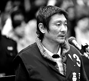 庭審時(shí)，鄭東稱自己想隨女兒一起去，請(qǐng)求法院判他死刑立即執(zhí)行