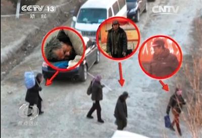 乞討完畢后，各有分工的乞討者們聚在一起，結(jié)伙回到居住地。央視截圖