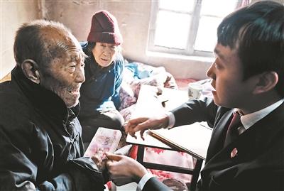 法官送去贍養(yǎng)費(fèi)。