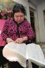 背單詞，是很多學(xué)生學(xué)習(xí)英語(yǔ)時(shí)最頭疼的事兒，而西安51歲大學(xué)英語(yǔ)老師李艷芝在兩年內(nèi)背完《英漢大詞典》22萬(wàn)個(gè)英語(yǔ)詞匯，學(xué)生稱(chēng)贊其為一本活的《英漢大詞典》；兒子自小患有自閉癥，生活不能自理，20年前又與丈夫離婚，面對(duì)生活的不幸，她秉承“你必須一直向前”的信念。