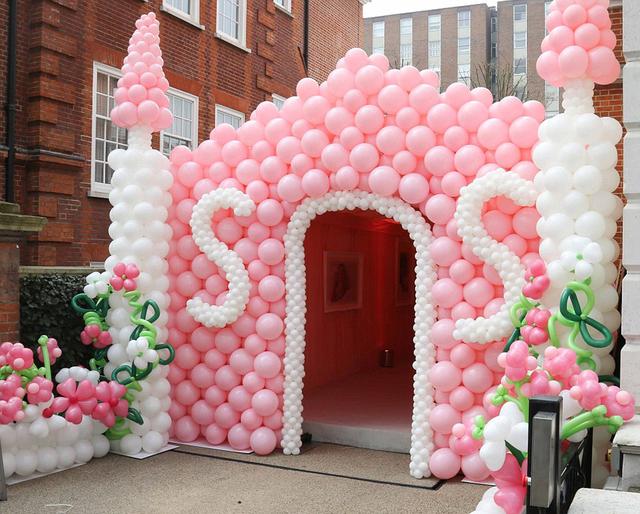 生日宴會(huì)入口處用氣球搭建成一個(gè)城堡模樣。