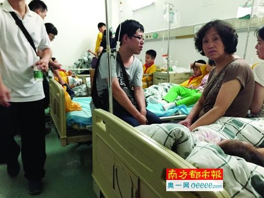  昨晚，家長們陪著誤食鼠藥的孩子們在醫(yī)院就診。