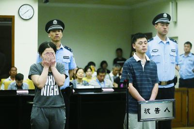 聽到判決，賈某（左）哭了起來。一直到被帶離法庭，夫妻倆沒說一句話